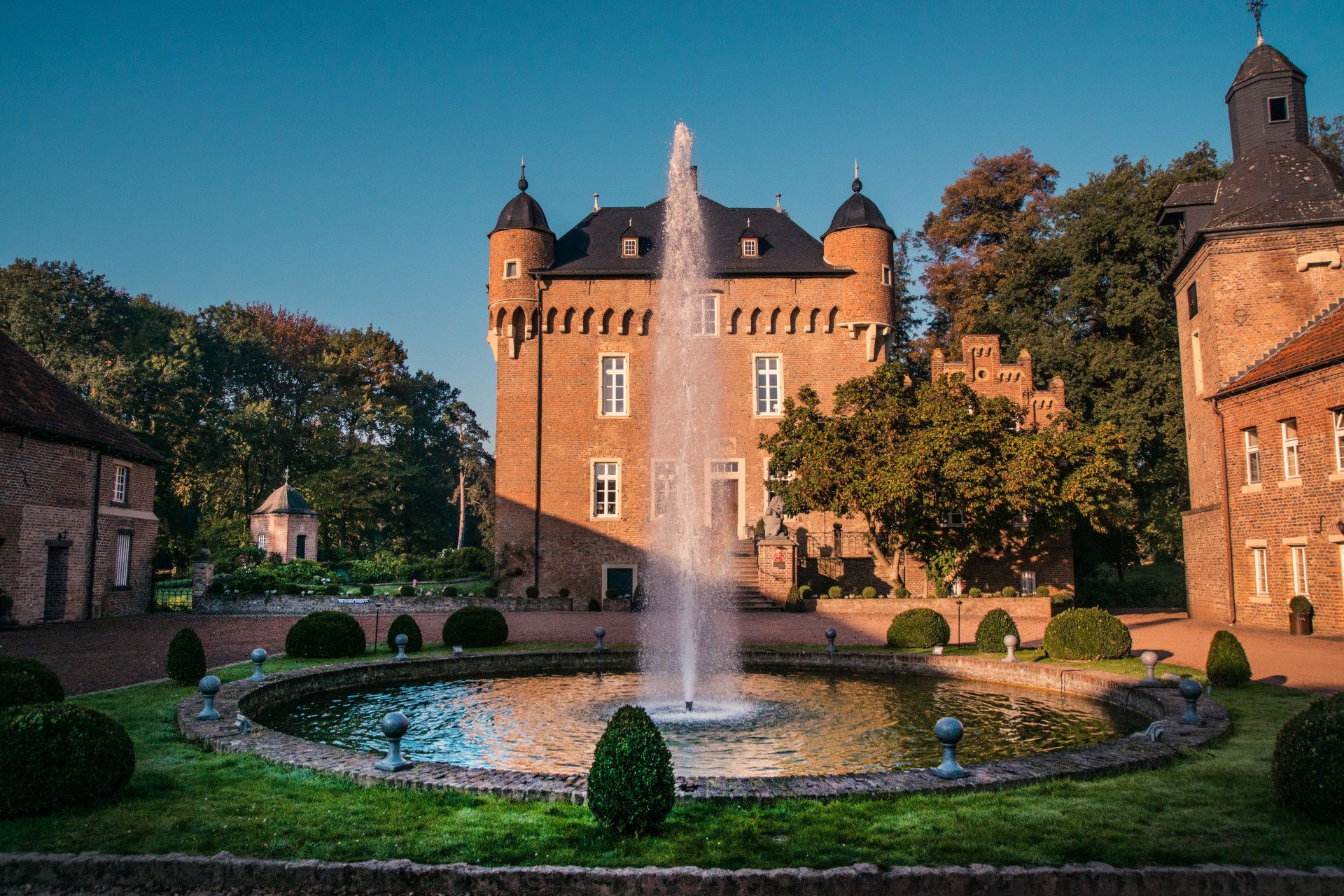 Zur Seite Schloss Loersfeld
