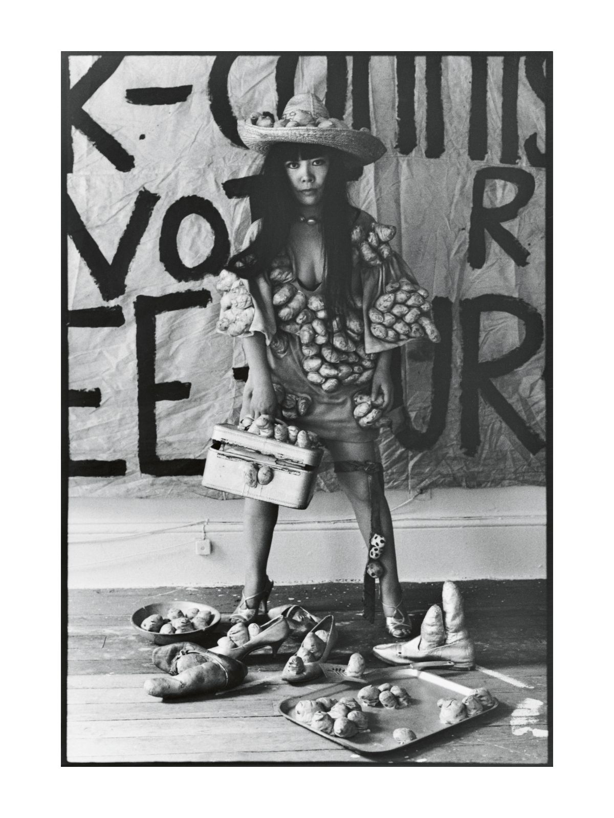 Yayoi Kusama posiert in Untitled (Dress) mit ihren Phallic Sculptures in ihrem New Yorker Atelier, 1971, Foto: Tom Haar