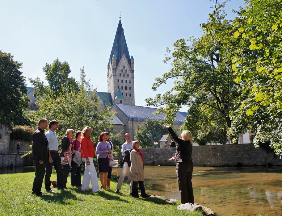 Auch die Gästeführung zur Kaiserpfalz in Paderborn macht Halt im Paderquellgebiet