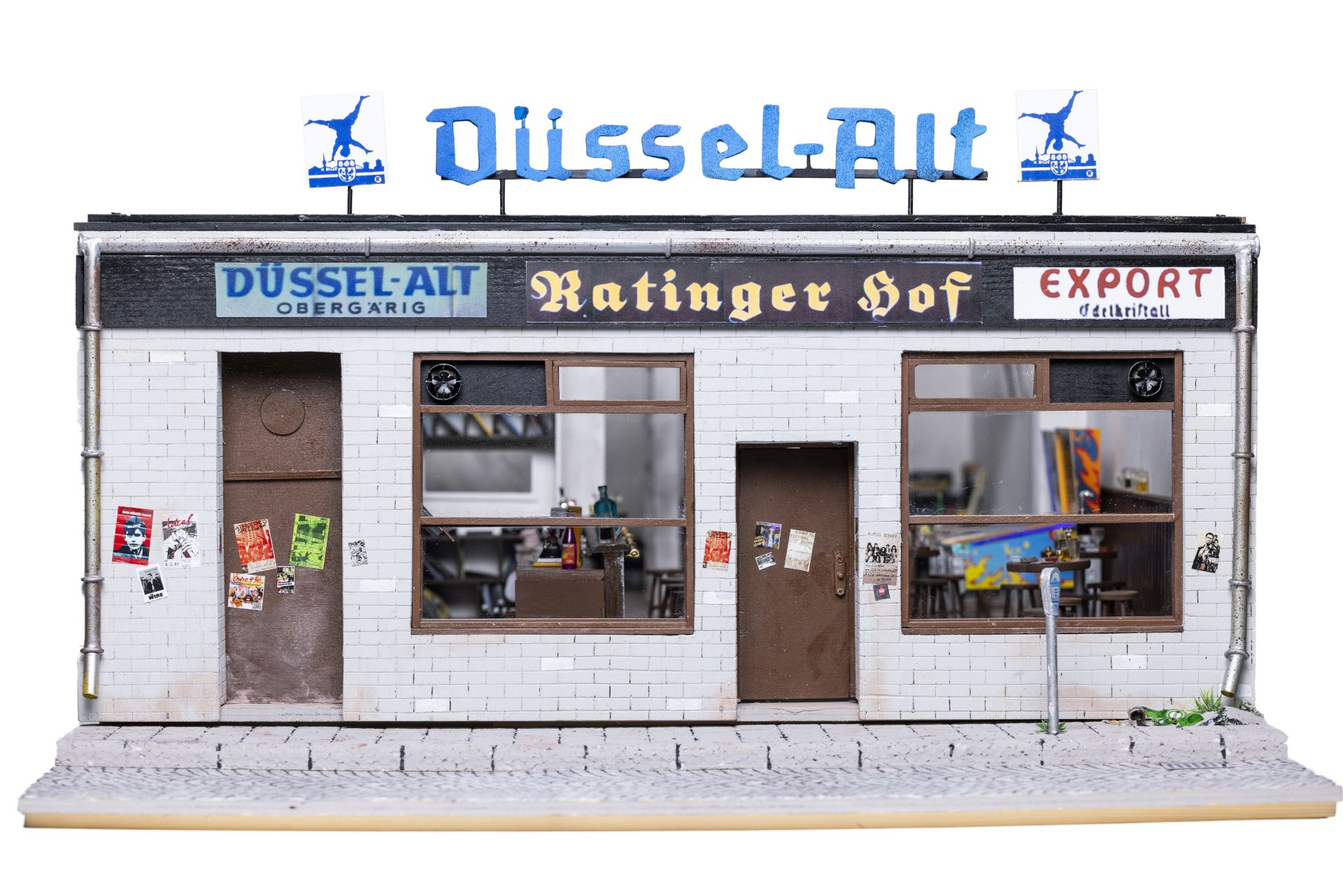 Der Künstler Jürgen Weber baute den legendären Ratinger Hof als detailgetreues Miniaturmodell nach