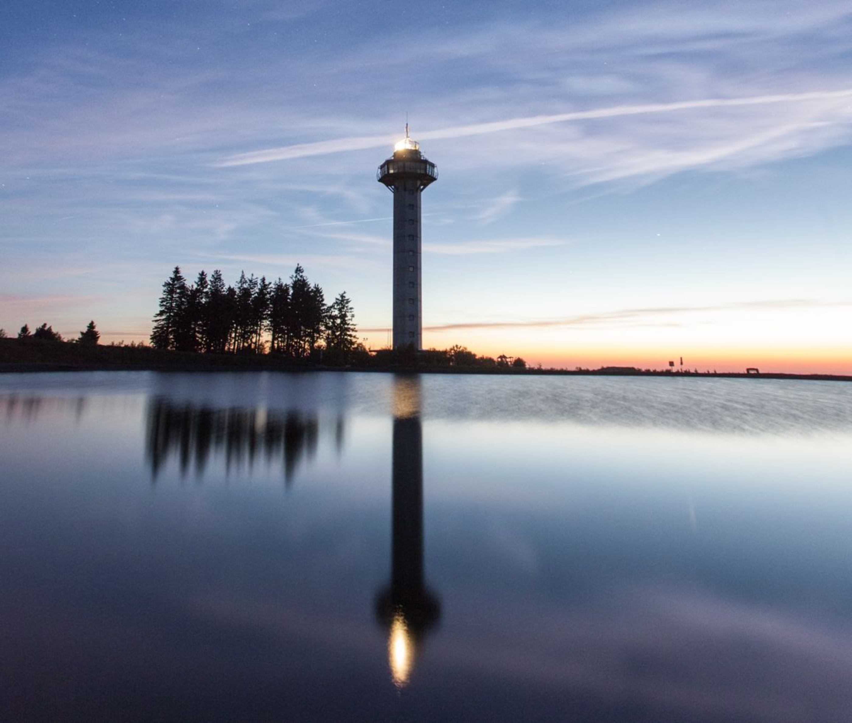 Hochheideturm und Bergsee Ettelsberg bei Sonnenuntergang.