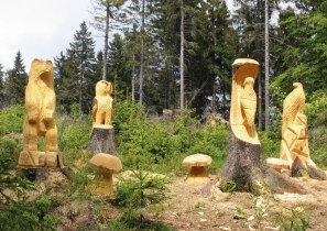Geschnitzte Figuren am Wegesrand des Uplandsteiges, © Tourist-Information Willingen
