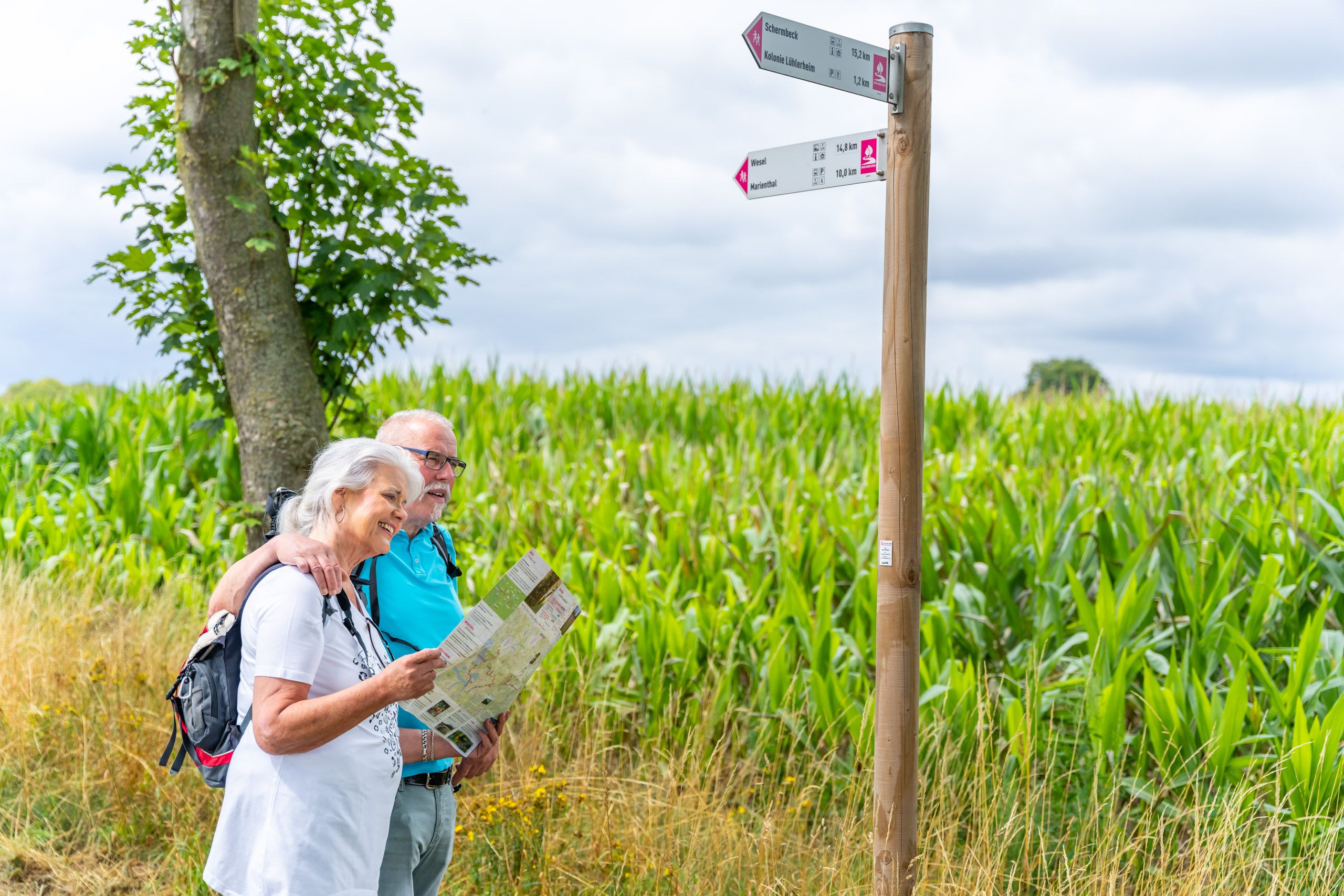 Karten und Hinweisschilder bieten Reisenden Orientierung auf dem Hohe Mark Steig