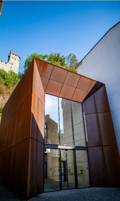 Der Erlebnisaufzug führt Gäste in die Märchen- und Sagentradition des Märkischen Sauerlandes ein und er bringt Reisende hoch zur Burg Altena