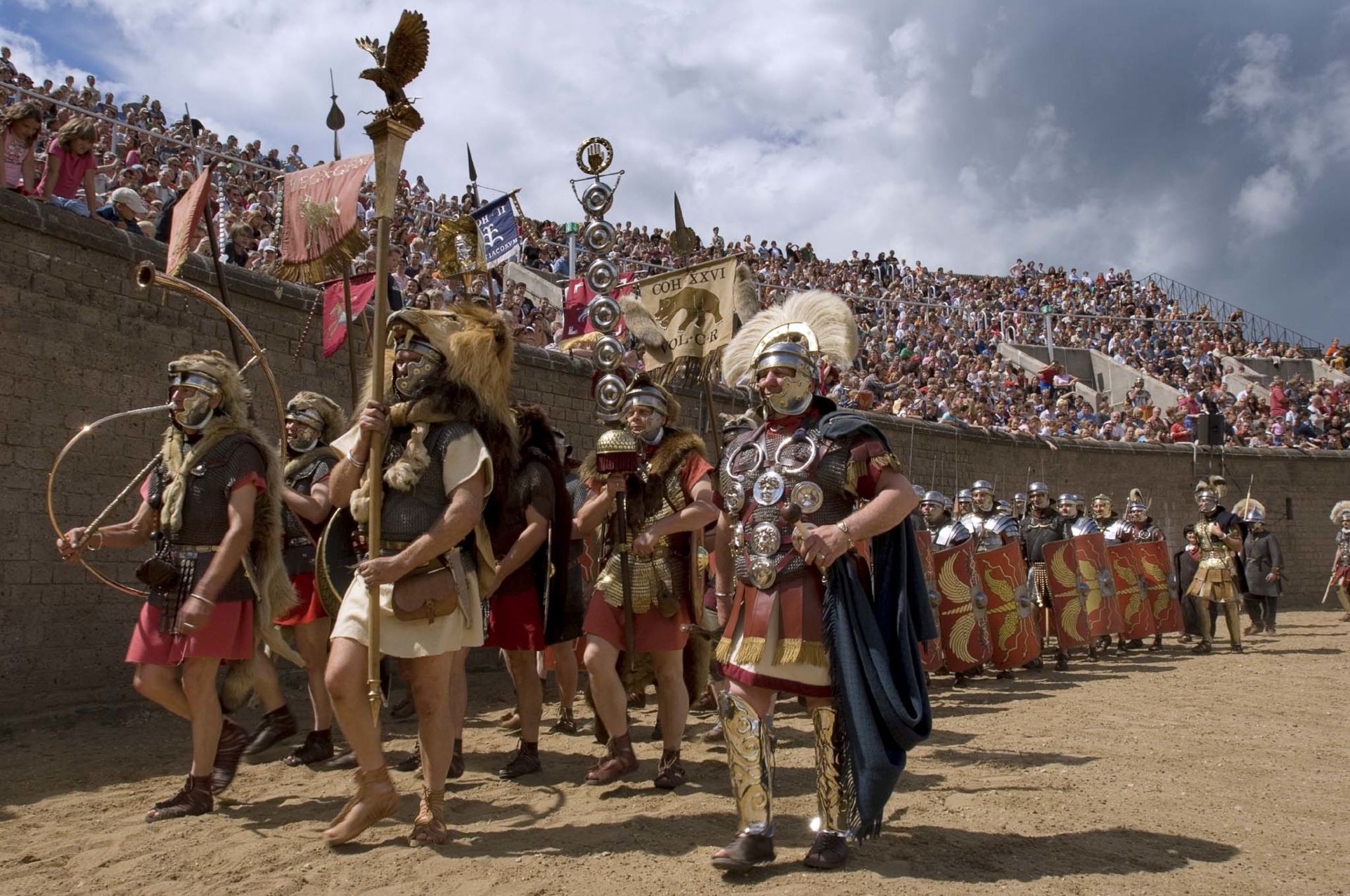 Die Legionäre nehmen in der Arena Haltung an