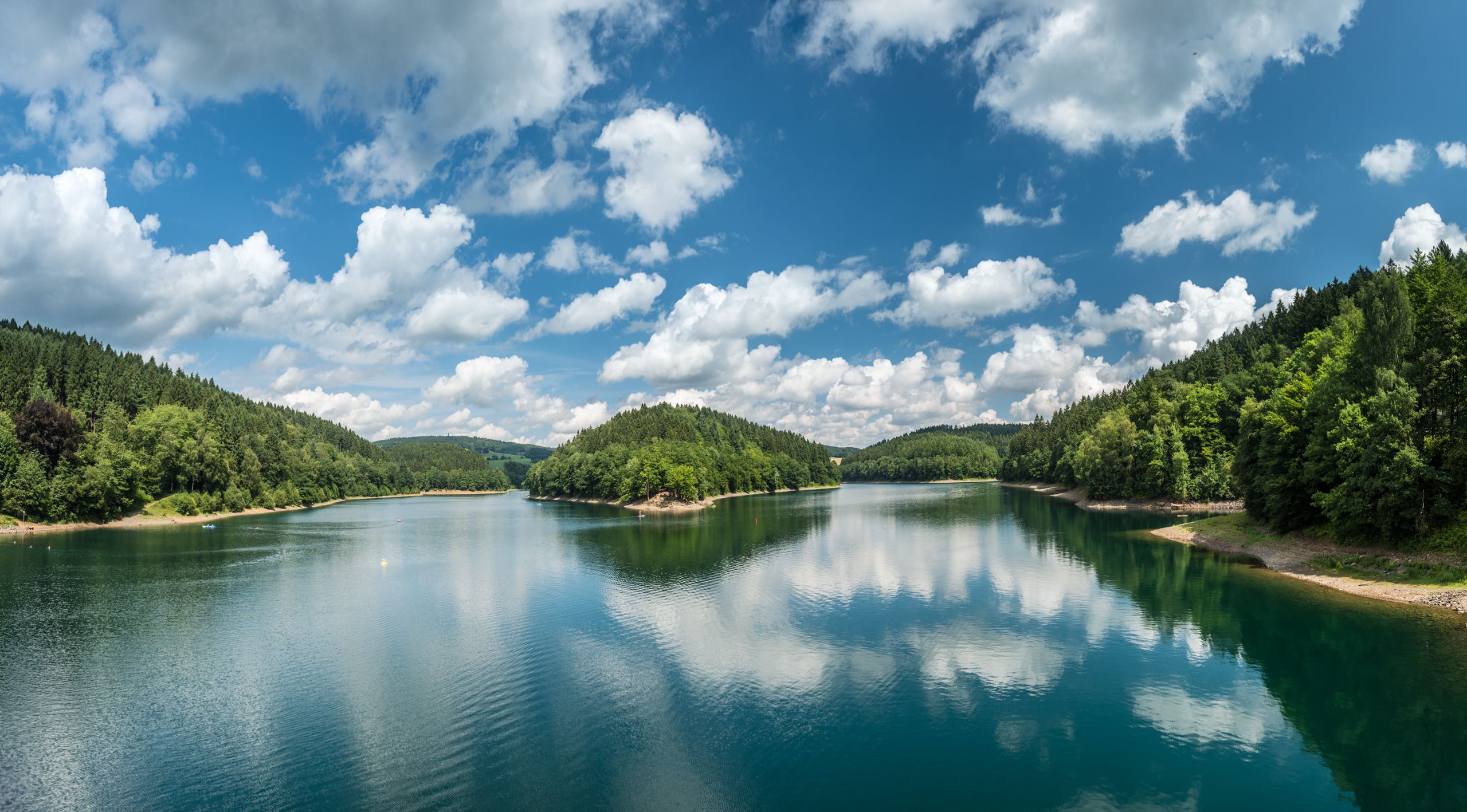 Panoramablick auf die begrünte Insel der Aggertalsperre.