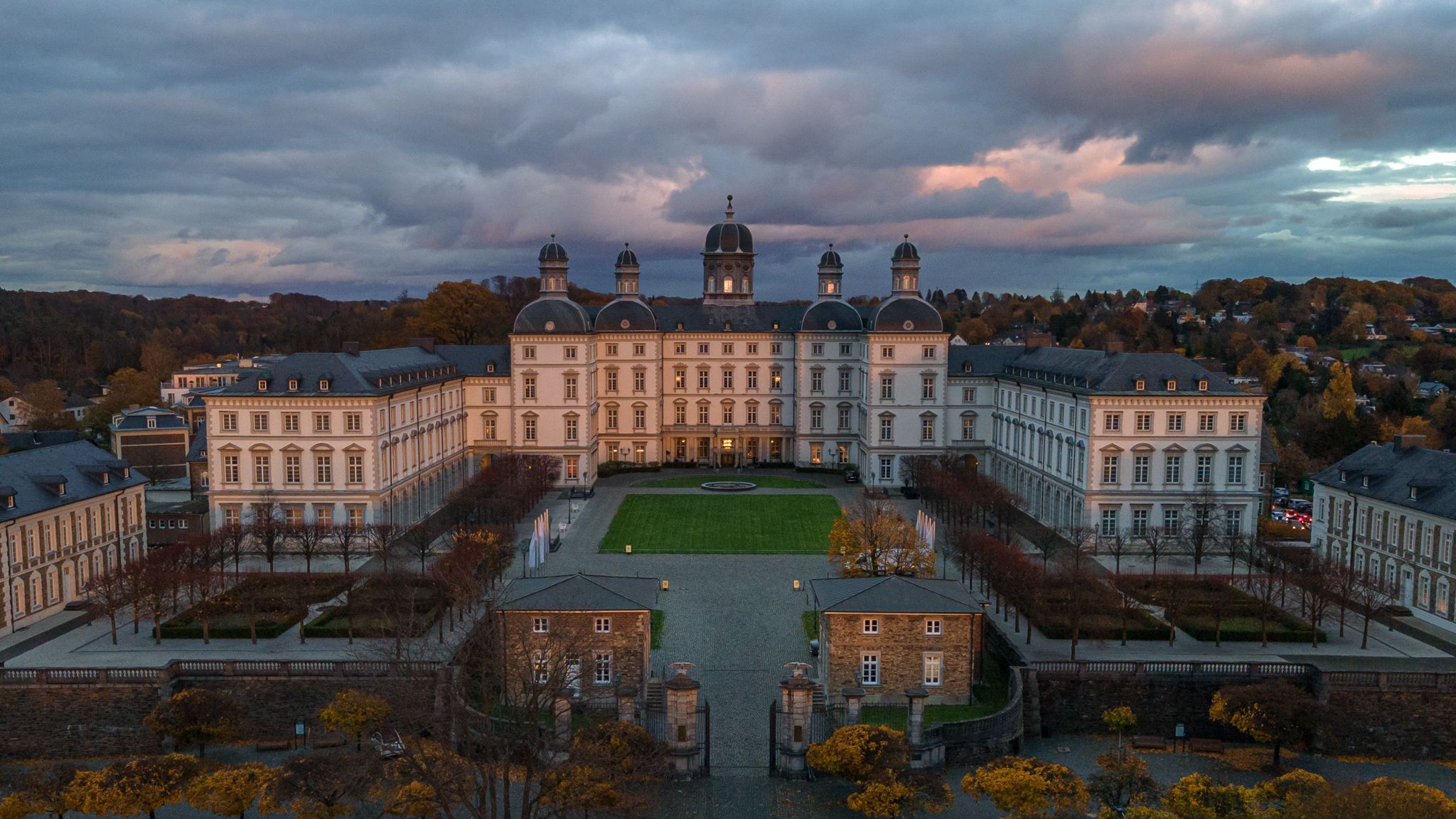 Schloss  und Innenhof im Abendlicht vor Wolkenhimmel