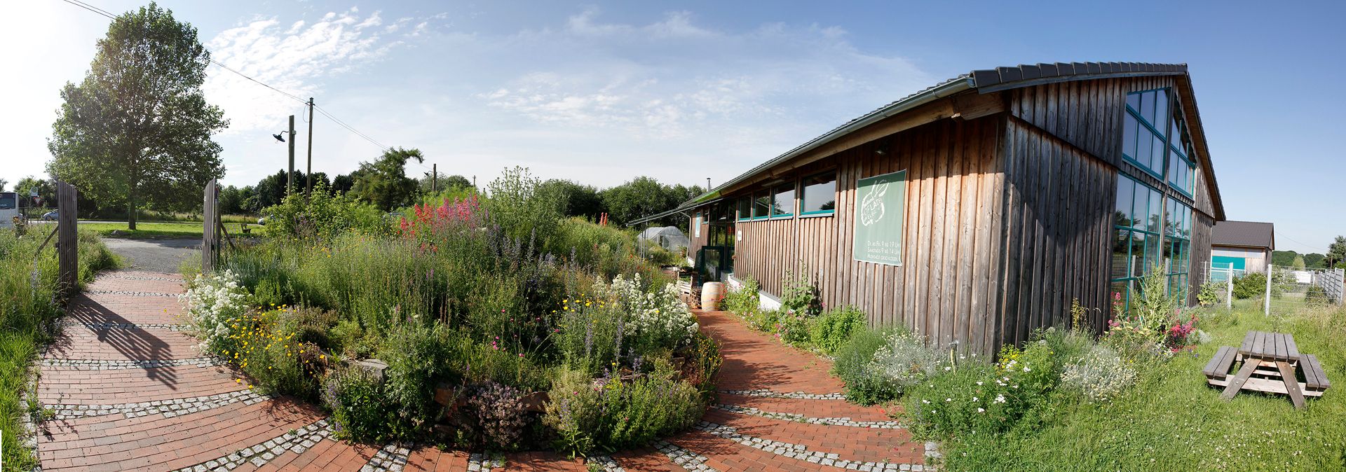 Der Biolandhof Apfelbacher wartet mit Gemüseabo-Lieferdienst, Hofladen und einem großen Naturgarten auf