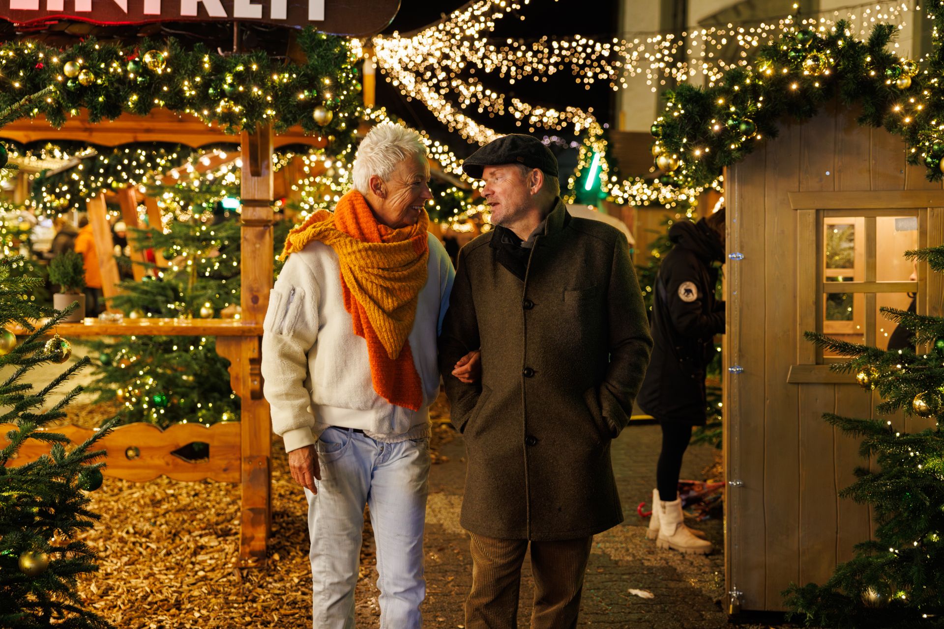 Der Lichterglanz sorgt für eine ausgelassene Stimmung auf dem Weihnachtsmarkt in Lippstadt