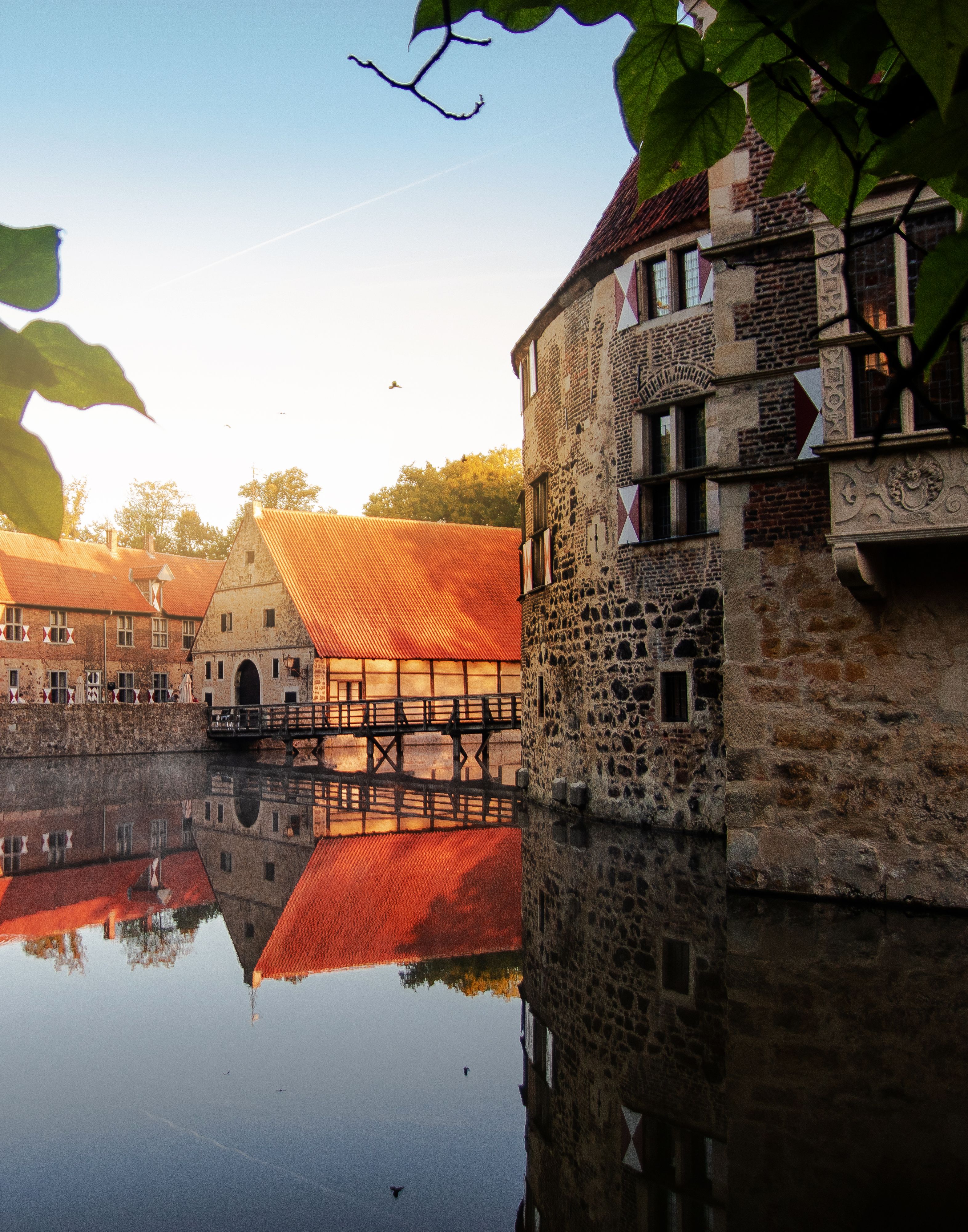 Die Burg Vischering spiegelt sich malerisch im Wasser.