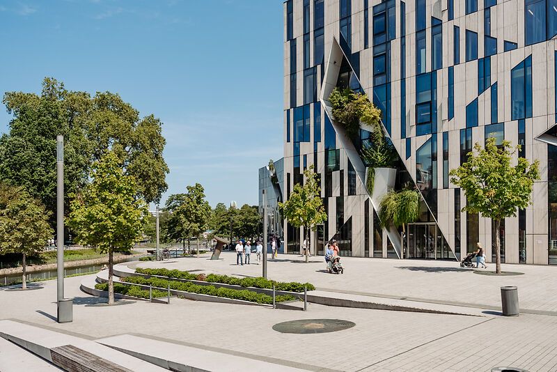 Der Kö-Bogen I wurde nach den Entwürfen des Architekten Daniel Libeskind gebaut