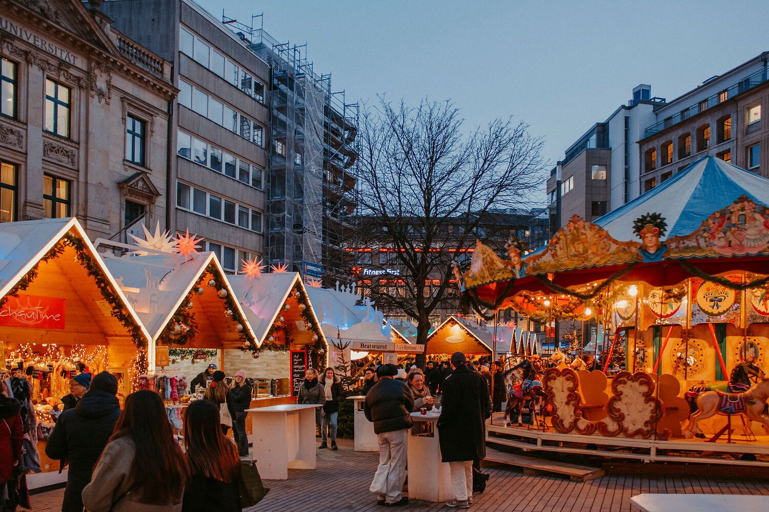 Ein Karussell auf dem Märchen-Markt in Düsseldorf lädt zum Vergnügen ein. 