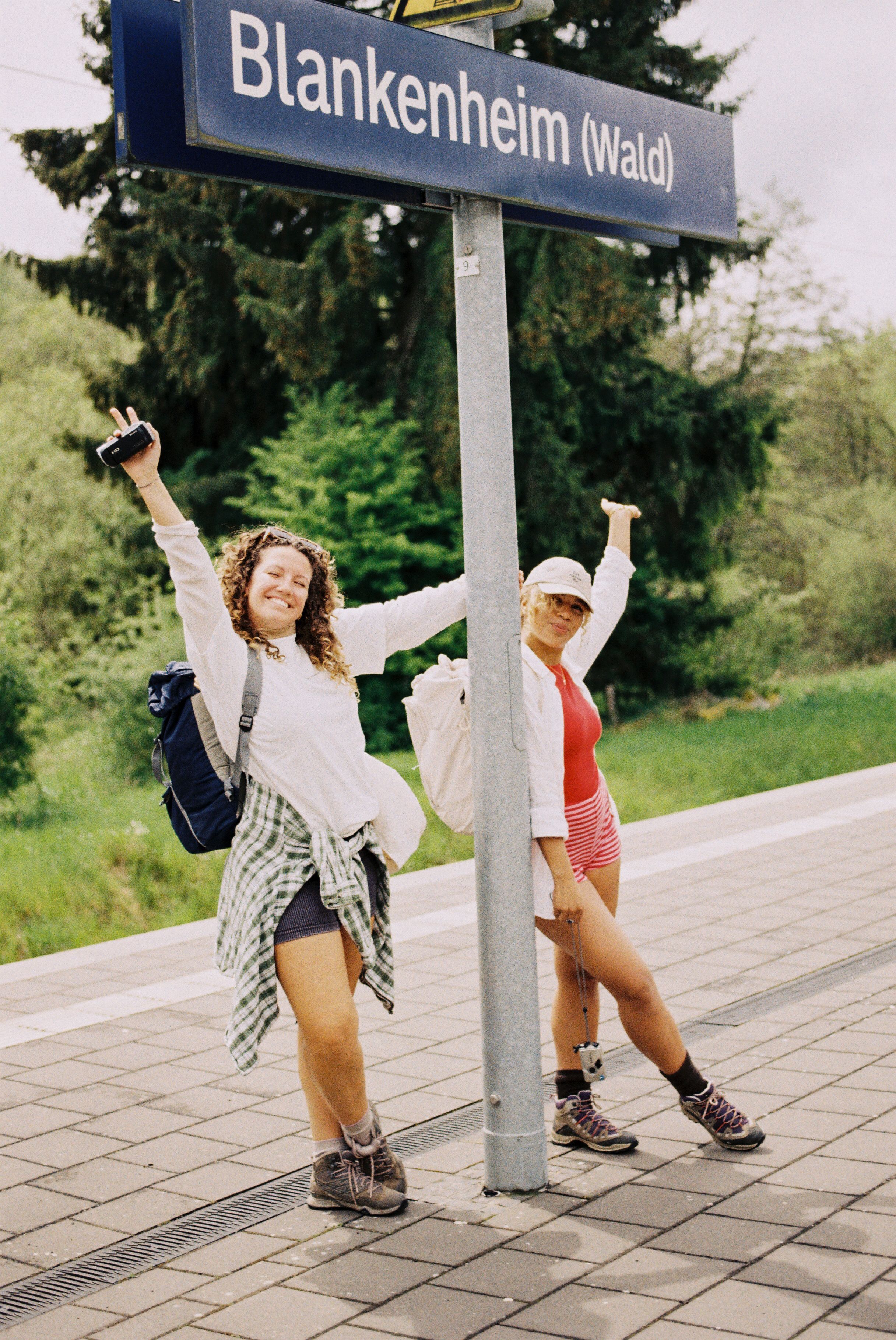 Zwei Frauen am Bahnsteig in Blankenheim in der Eifel.