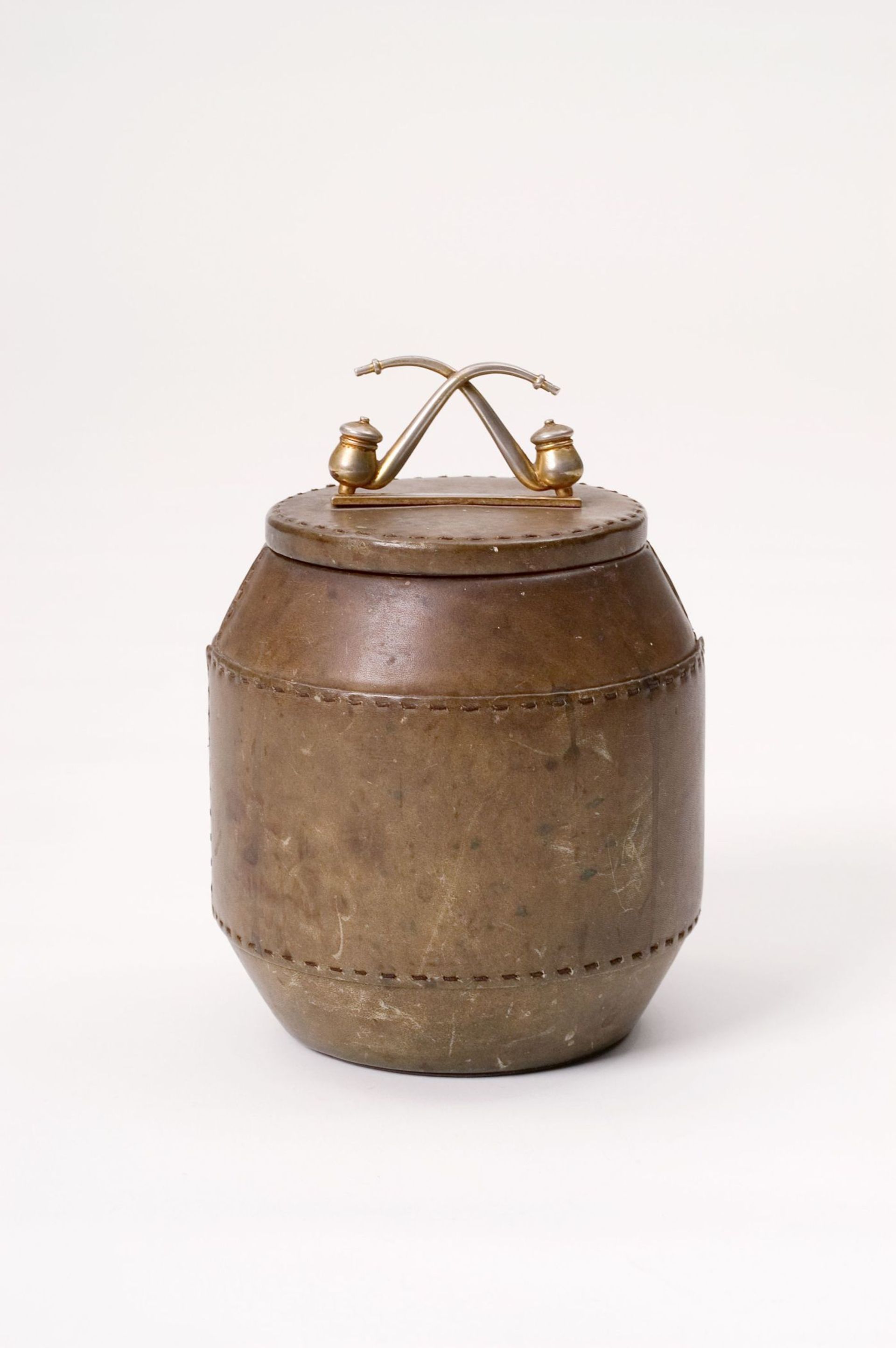 Die Band "The Beatles" brach in den 1960er-Jahren mit dem bürgerlichen Wertesystem. Die Ausstellung zeigt eine Haschischdose von Sänger John Lennon