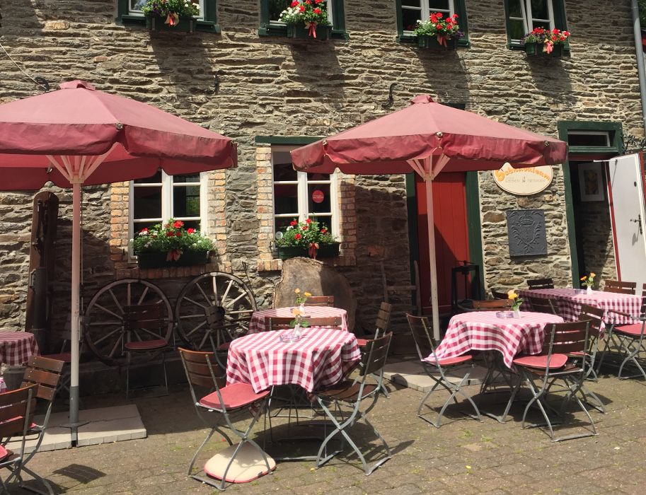 Im Sommer hat der Biergarten der Historischen Senfmühle Monschau geöffnet. Hier lässt es sich bei einer Mahlzeit aushalten