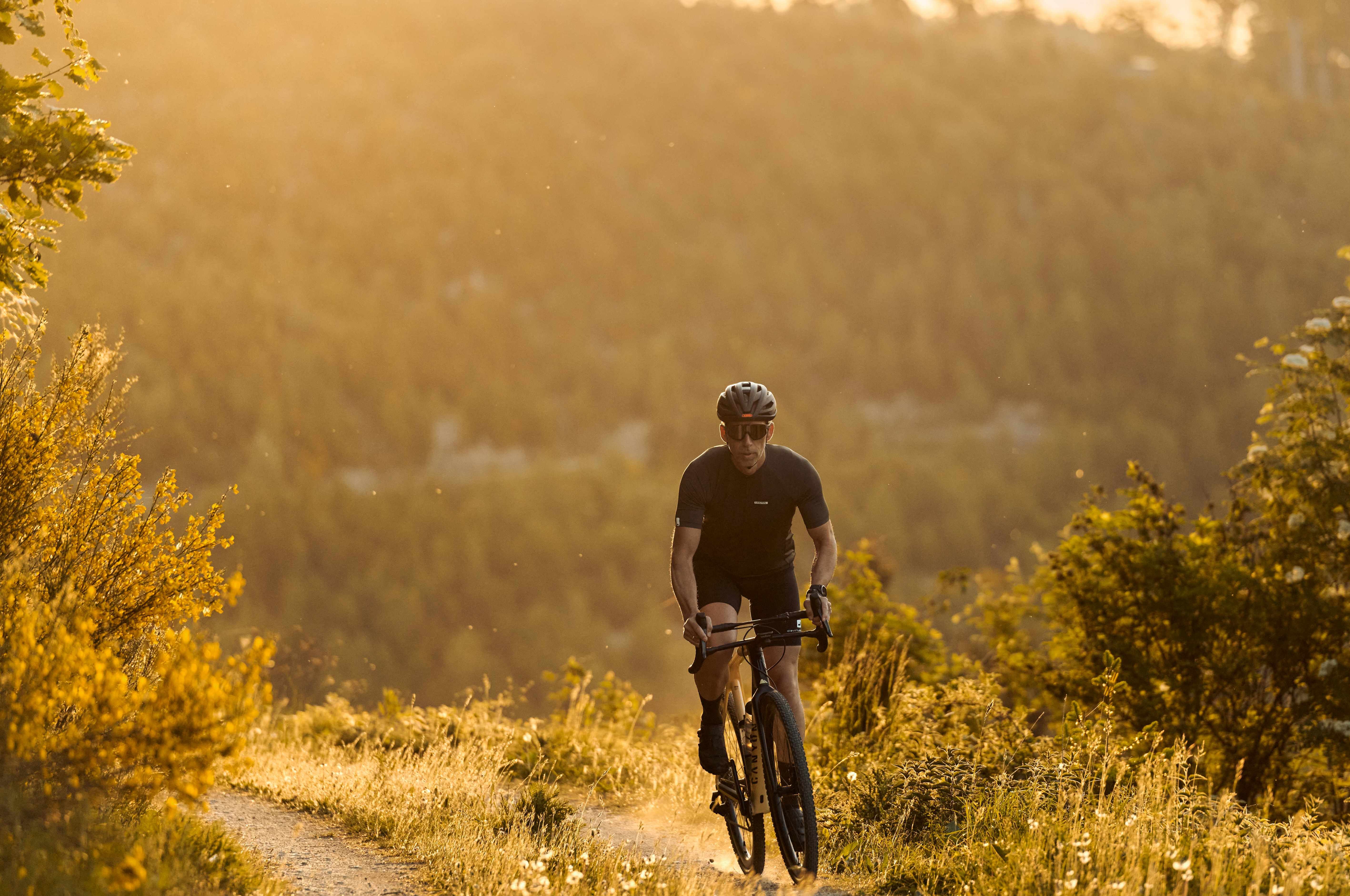 Gravelbiker im Abendlicht im Sauerland