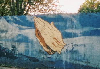 Graffiti &quot;Betende Hände&quot; an der Busdorfmauer , © Johannes Höhn