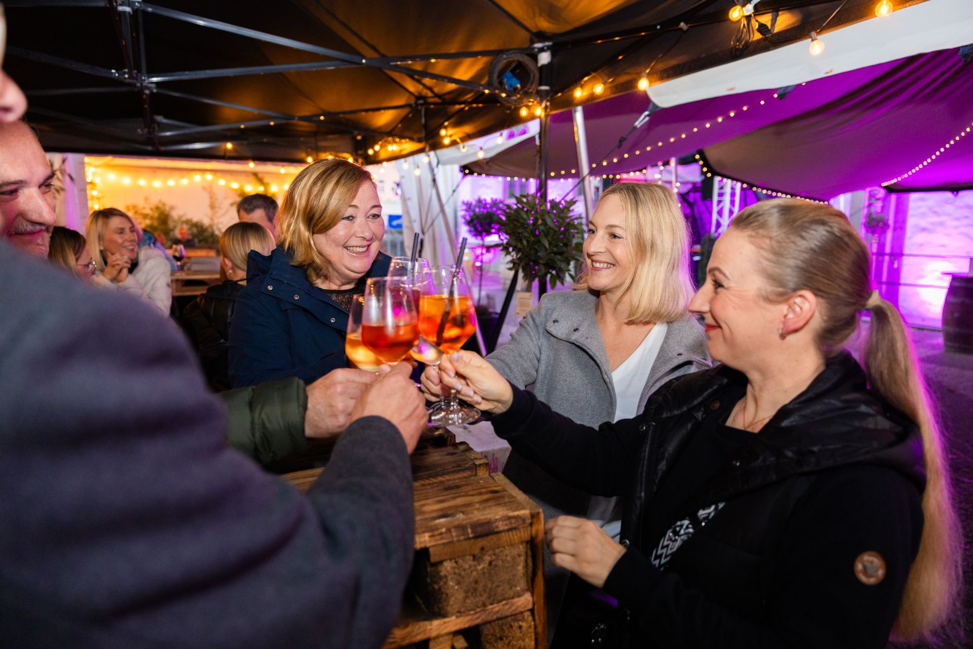 Die Lippstädter Herbstwoche sorgt für Stimmung. Neue Bekanntschaften sind an den Ständen auf der Kirmes schnell geschlossen