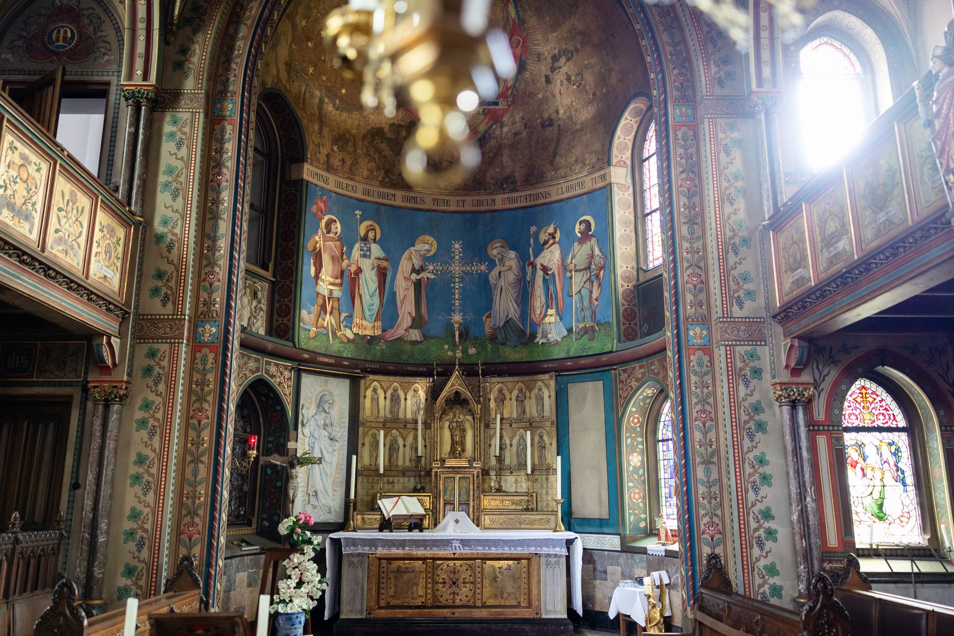 Die Kapelle des Schlosses Wissen von 1876 gilt als eines der schönsten neugotischen Kirchenbauwerke des Rheinlands