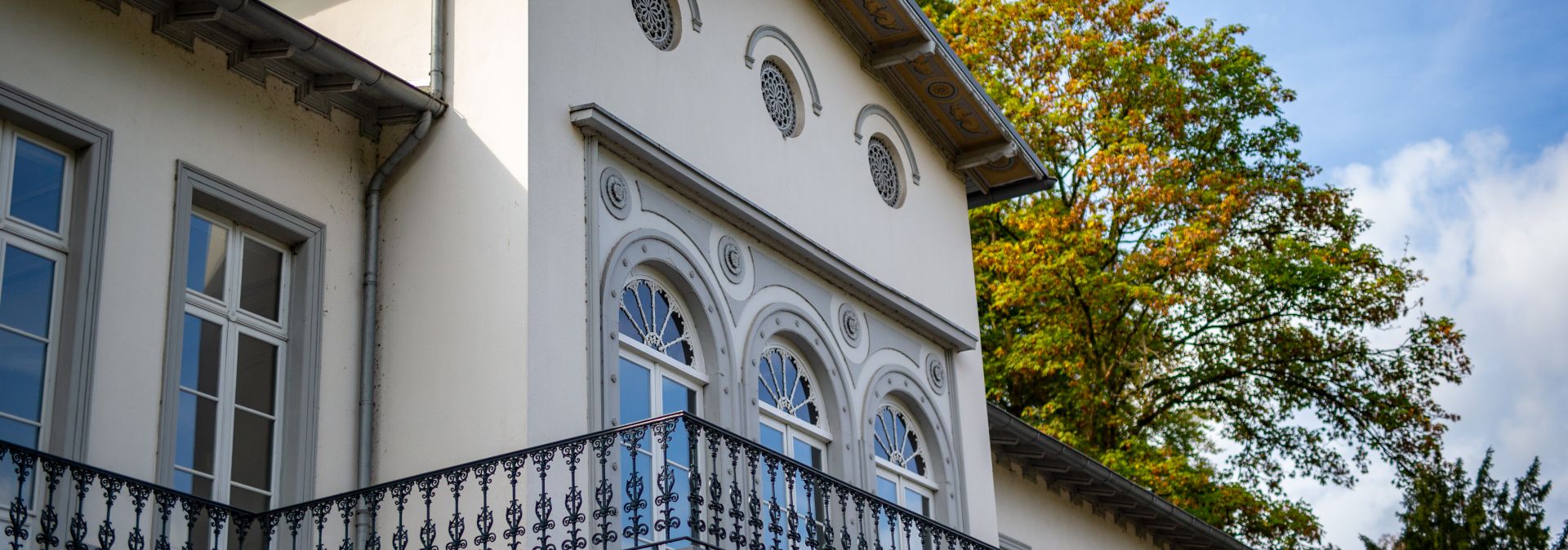 Seit 1997 dient der dreiteilige Gebäudekomplex des Museums Kurhaus Kleve, der aus dem 19. Jahrhundert stammt, als Museum für zeitgenössische Kunst