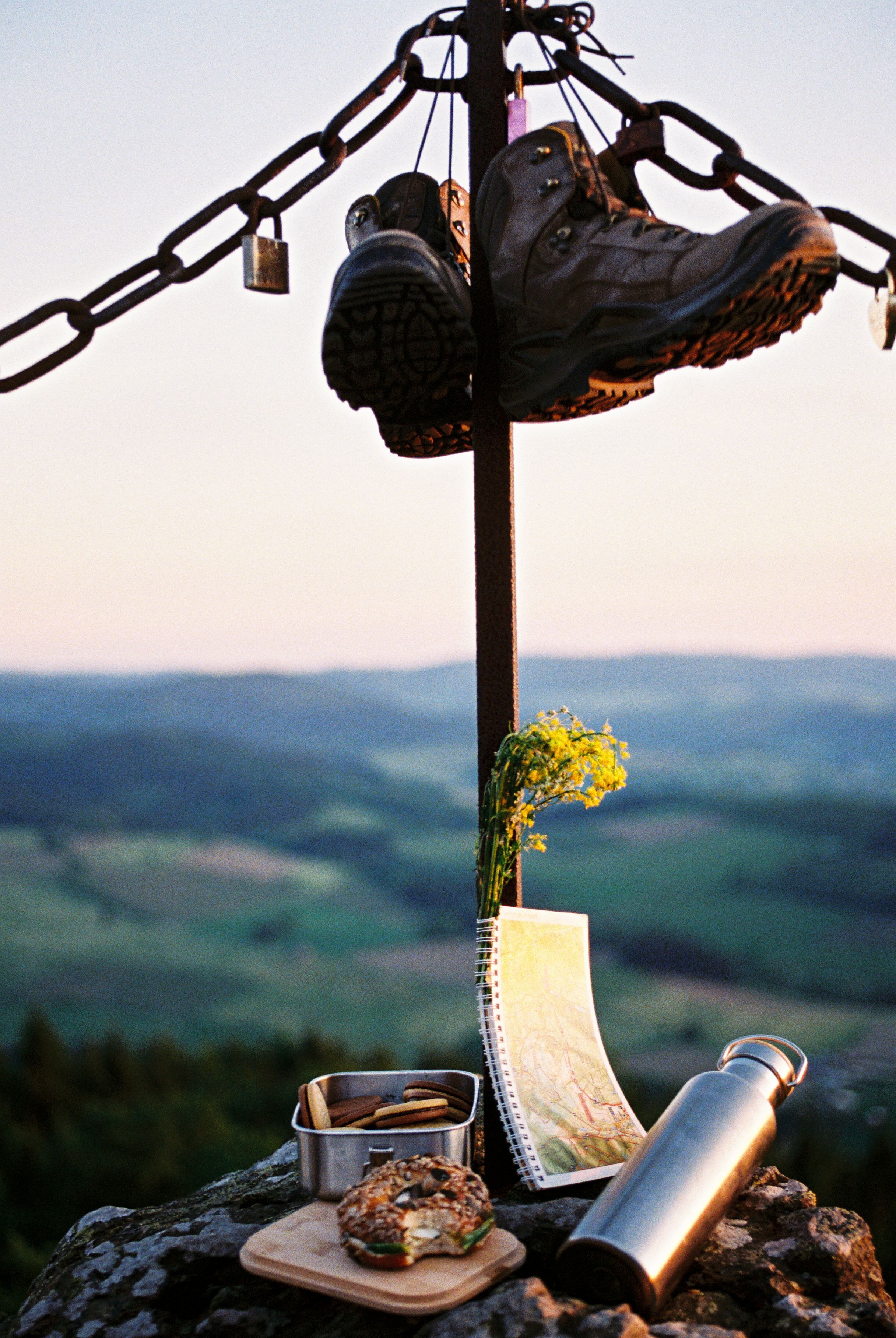 Molle & Korn, Henri Schade, Picknick am Aussichtspunkt Bruchhauser Steine auf dem Rothaarsteig.