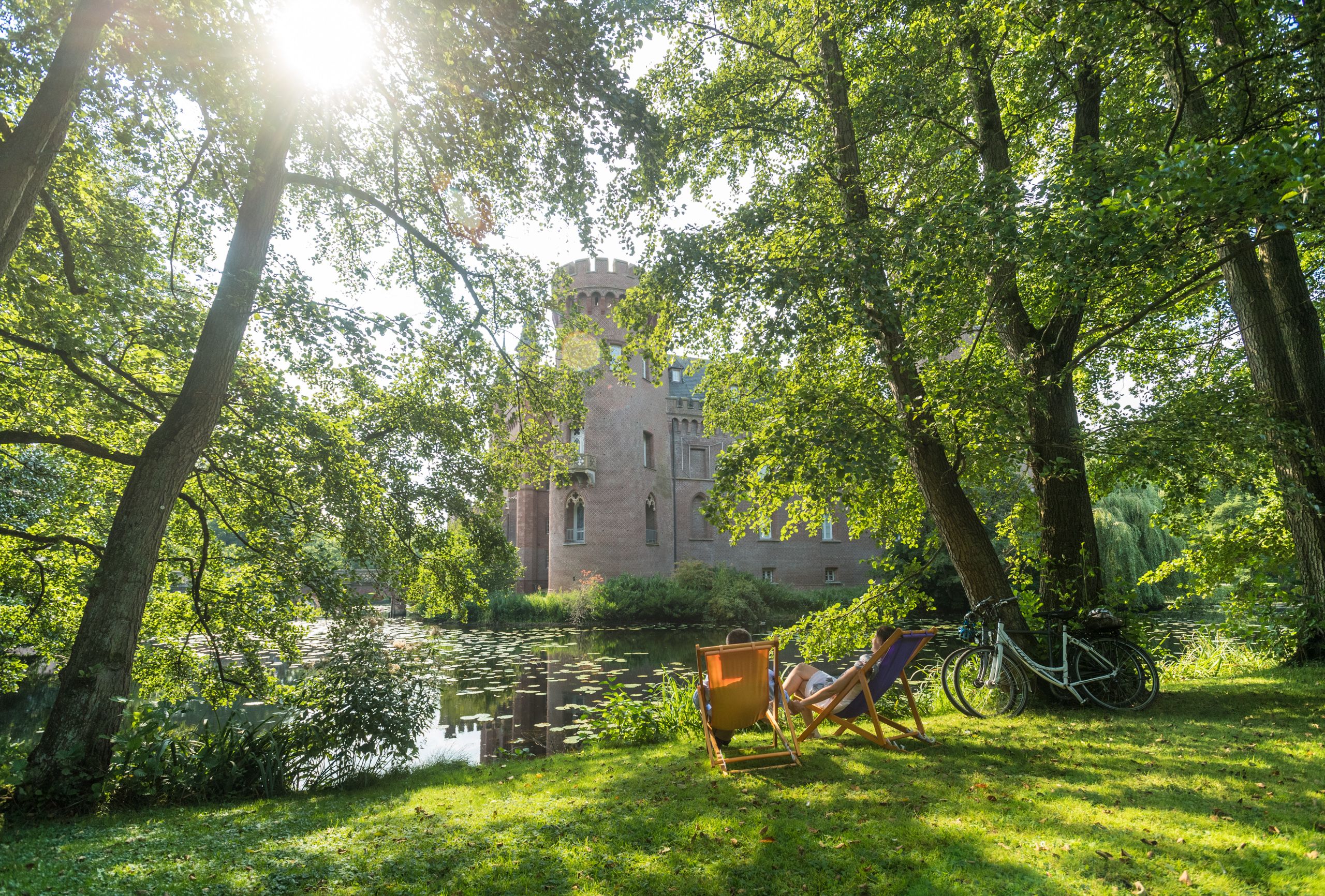 Rheinradweg Pause am Schloss Moyland am Niederrhein