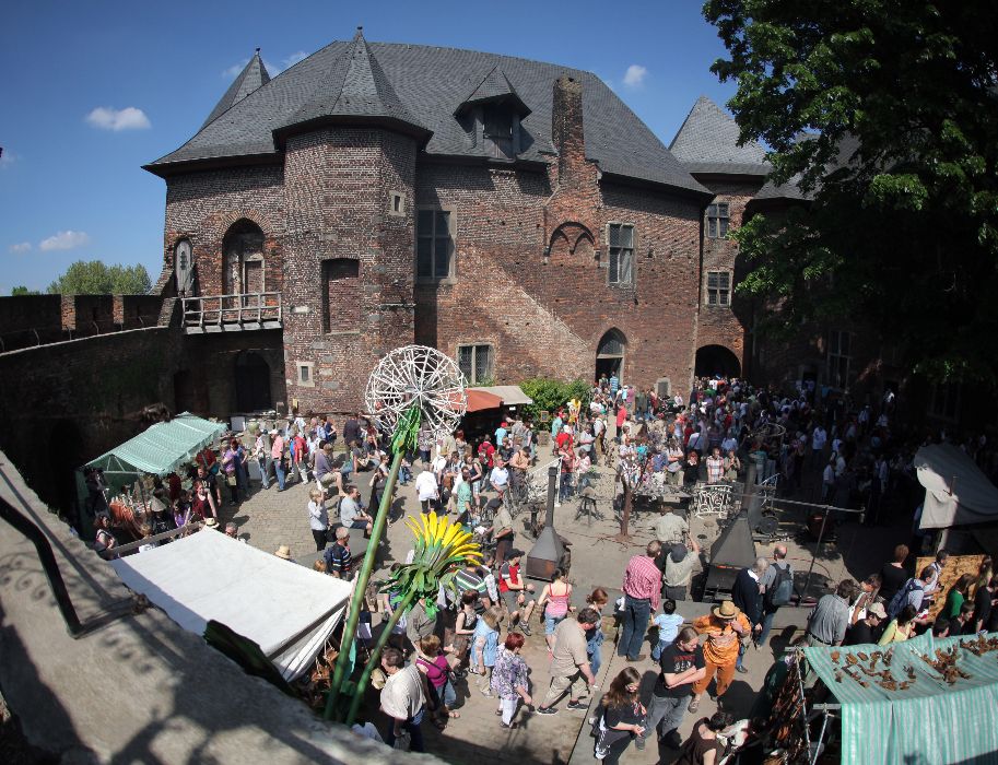 Mehr als 300 Schmiede, Flachsspinner, Sattler, Schreiner oder Glasbläser aus dem ganzen Land demonstrieren beim Flachsmarkt auf Burg Linn ihr Können