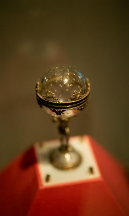 Atlas trägt das Himmelsgewölbe mit den Sternzeichen. Werk eines unbekannten Künstlers in Wien, ca. 1870, zu sehen im Schloss Brake