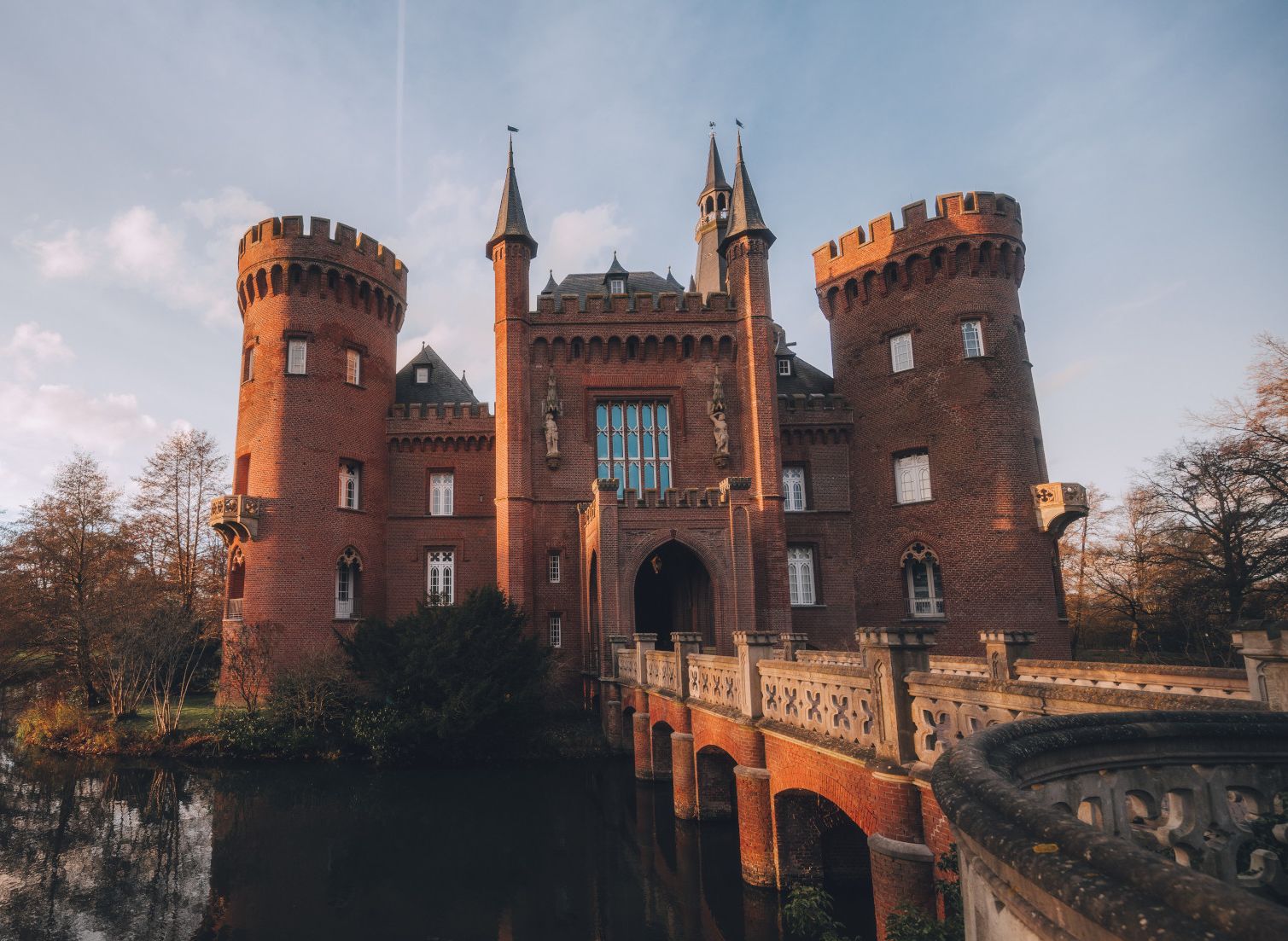 Schloss Moyland mit Burggraben