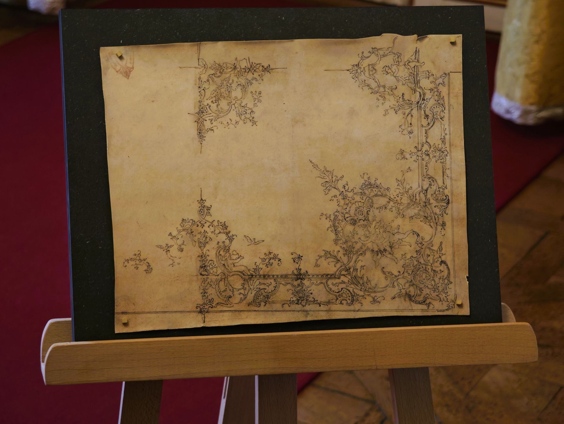 Architekturfreunde können der Geschichte der Deckenstuckaturen eines Schloss-Schlafzimmers nachspüren, wenn sie auf Tonpapier-Zeichnungen des bedeutenden Rokoko-Baumeisters François de Cuvilliés blicken