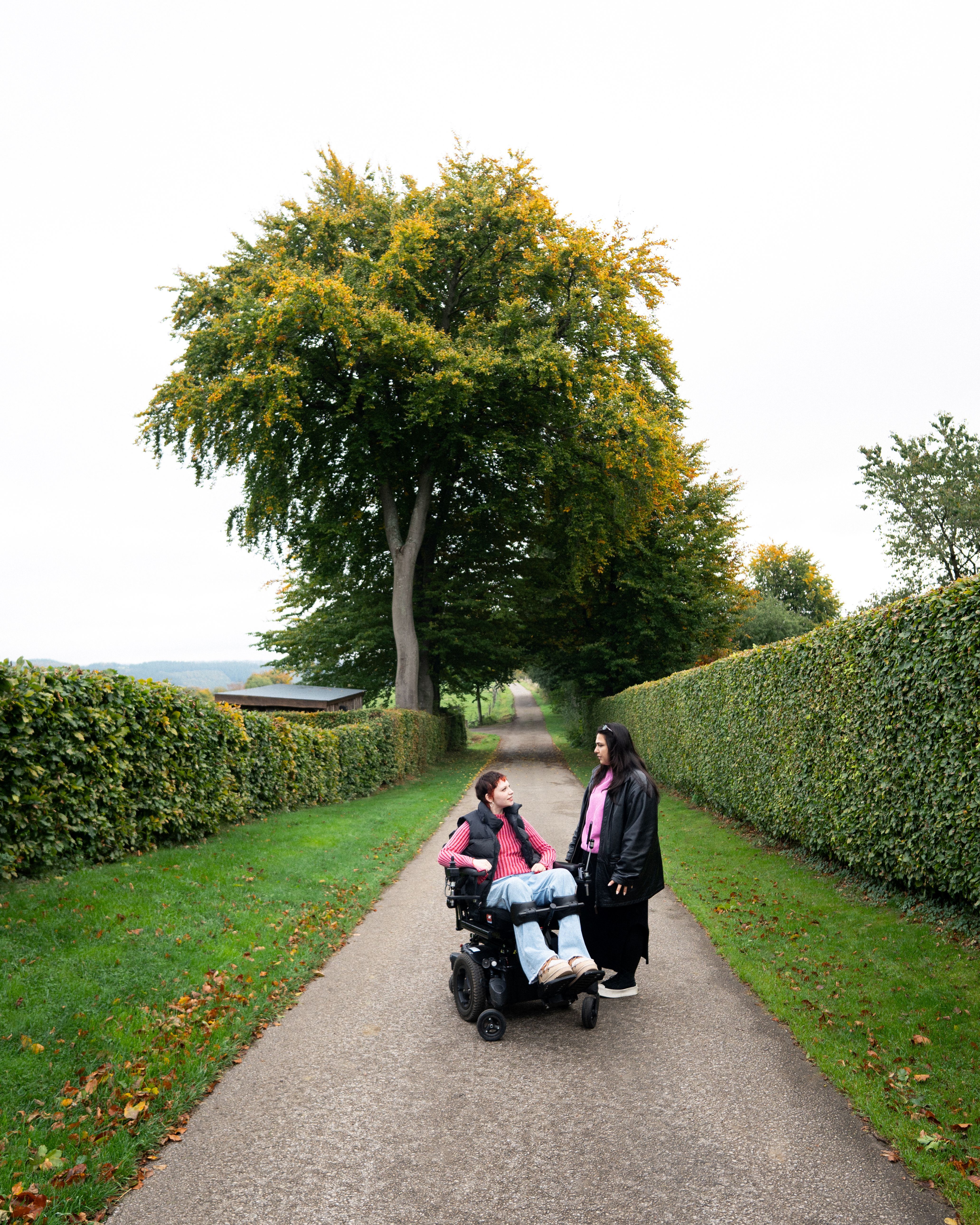 Zwei Freundinnen befinden sich auf dem Höfener Heckenweg