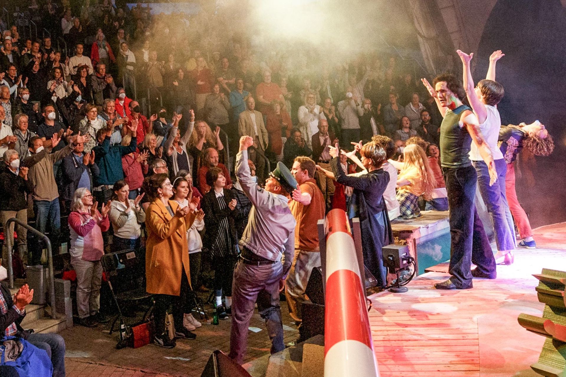 Bei gelungenen Aufführungen, die auf der Freilichtbühne der Burg Wilhelmstein stattfinden, spendet das Publikum tosenden Applaus