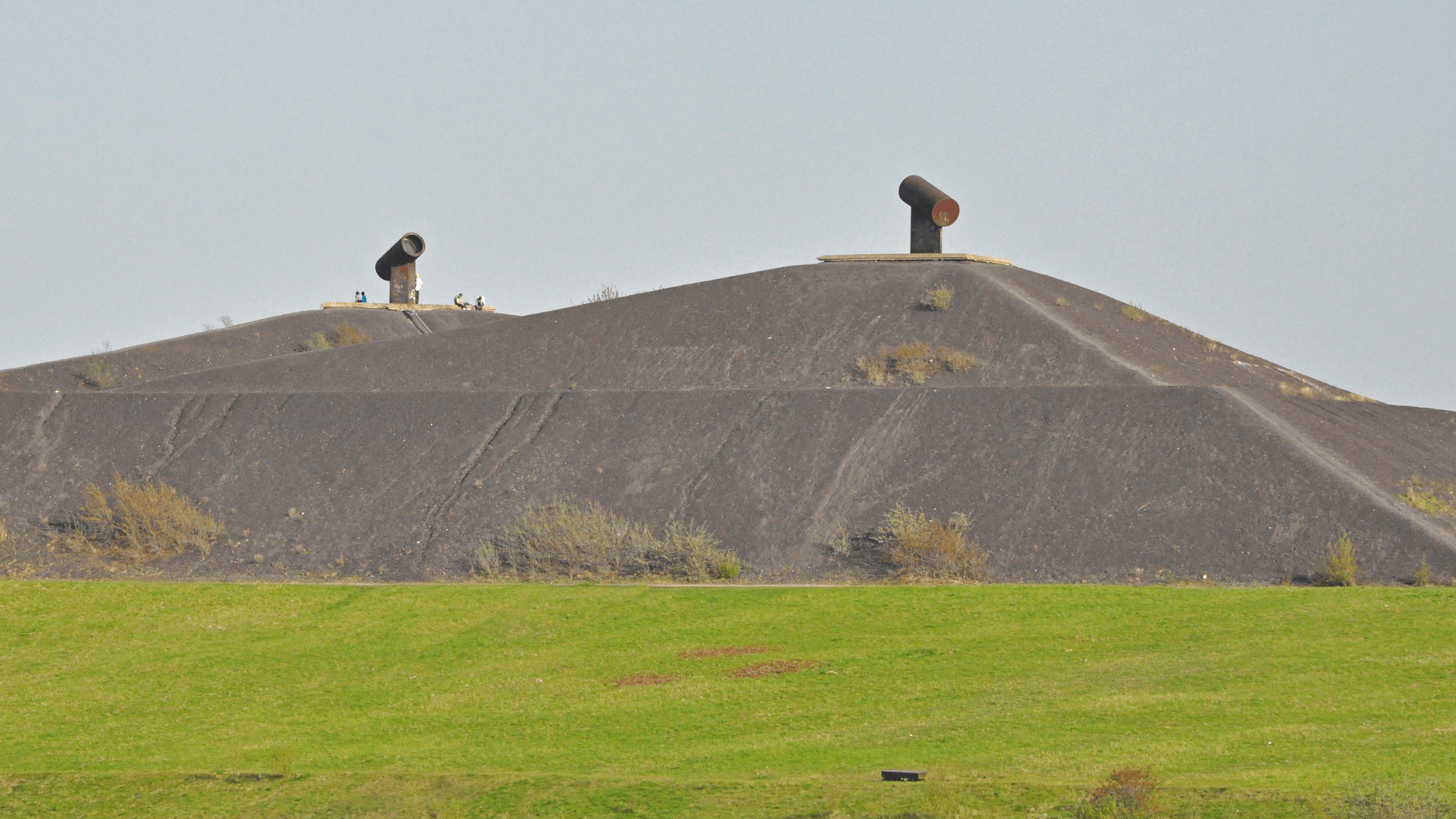 Halde Rungenberg in Gelsenkirchen mit zwei großen Rohrskulpturen auf der Spitze.