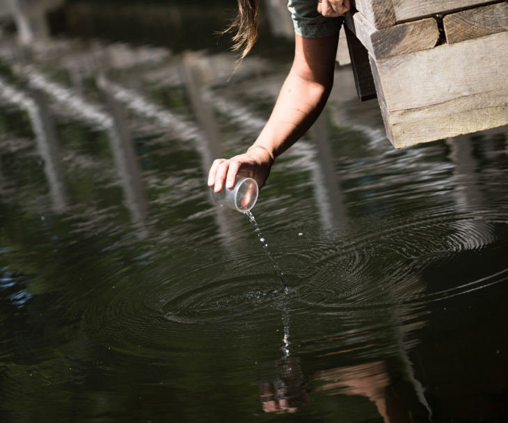 Nina nimmt eine Wasserprobe am Teich., © Ralph Sondermann, Tourismus NRW e.V.