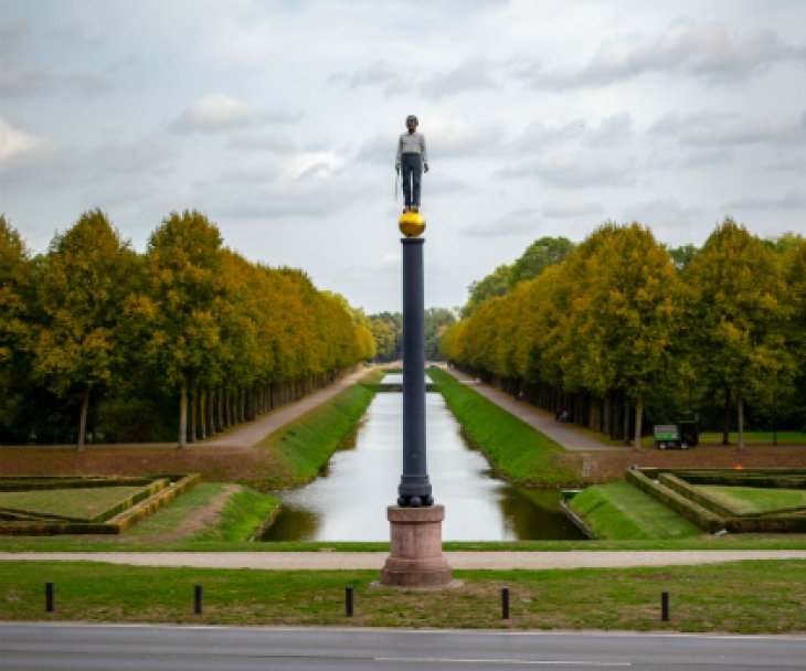Der Barockgarten mit der Säulenfigur von Stephan Balkenhol am Museum Kurhaus Kleve, © Tourismus NRW e.V.