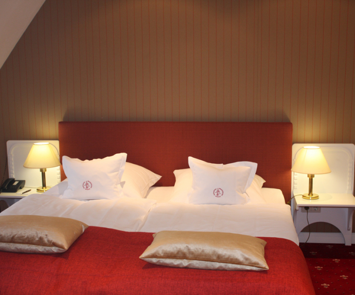 Gäste des Romantik Parkhotel übernachten im Doppelzimmer in schickem Ambiente, © Romantik Parkhotel Wasserburg Anholt