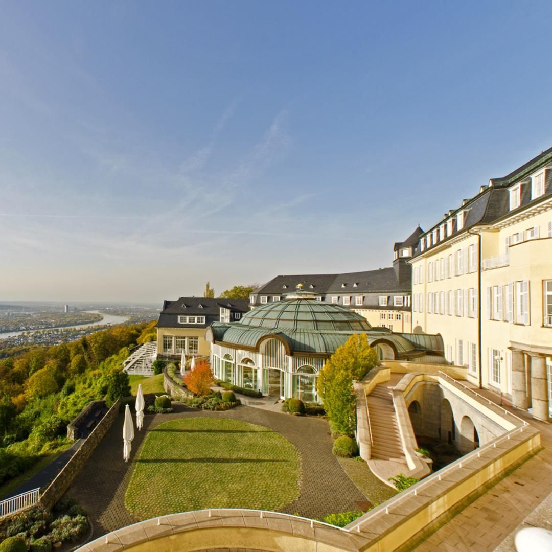 Zur Seite Steigenberger Grandhotel Petersberg