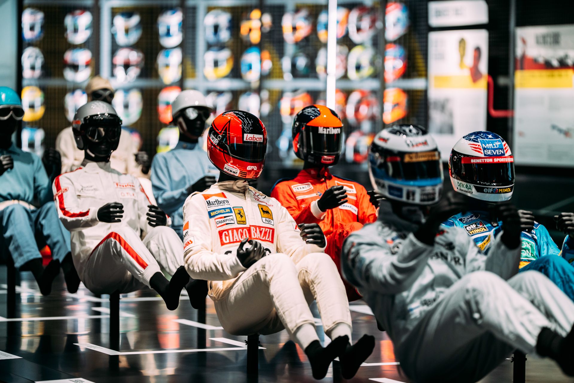 Unzählige Exponate lassen die Gäste in der Formula 1®-Ausstellung vom Rennfahren träumen