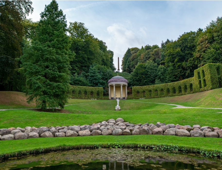 Eine Statue der Pallas-Athene und der Ceres-Tempel stehen im Barockgarten des Museum Kurhaus Kleve