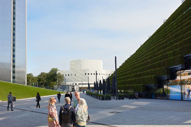 Führungsteilnehmende erkunden die Stadtlandschaft zwischen Königsallee und Hofgarten