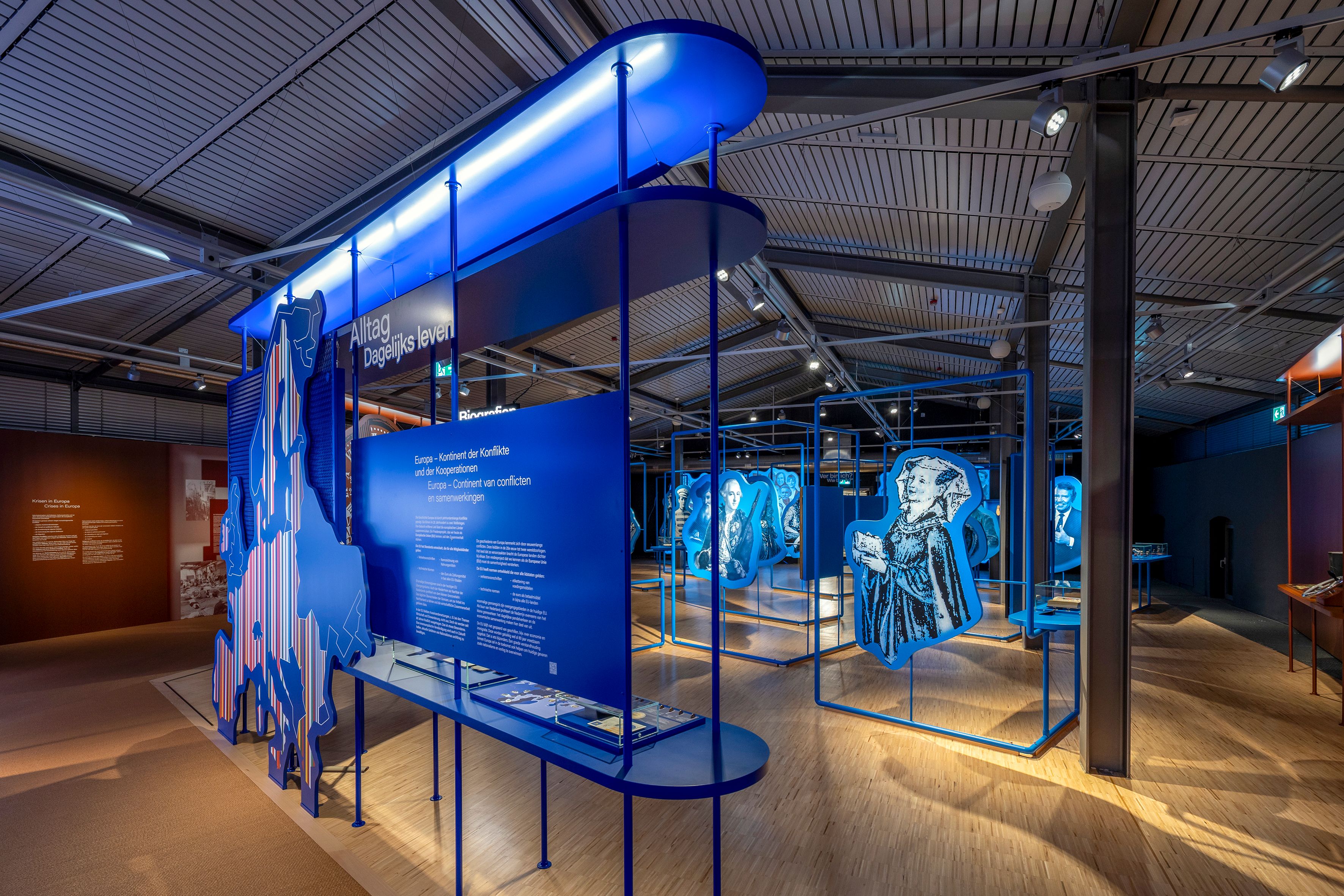 Ausstellung über Europa mit blauen Tafeln und historischen Figuren.