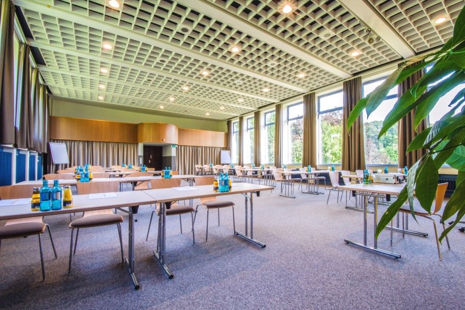 Seminarraum Tische JUFA Hotel Koenigswinter Bonn