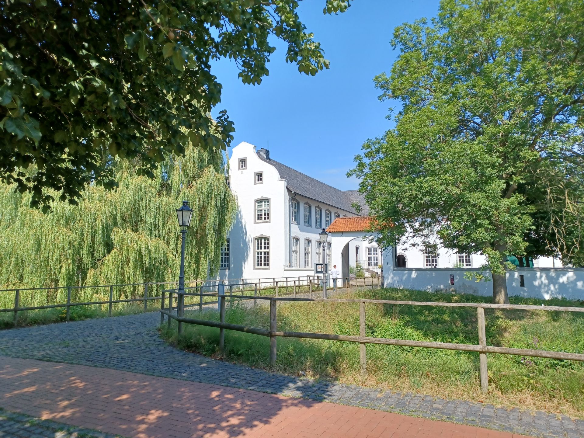 Das Niederrheinische Freilichtmuseum ist ein volkskundliches Freilichtmuseum für bäuerliche und handwerkliche Kultur des mittleren Niederrheins