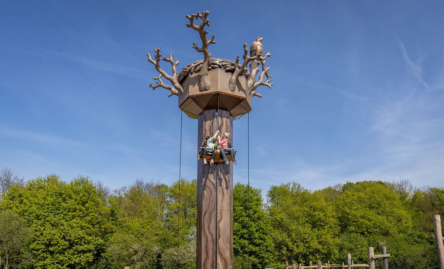 Kinder ziehen sich am Adlerturm in die Höhe
