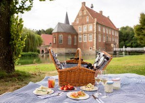 Die Gastronomie an der Burg Hülshoff erwartet Gäste mit liebevoll gepackten Picknickkörben, © Münsterland e.V., Romana Dombrowski