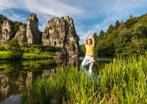Yoga an den Externsteinen, © Tourismus NRW e.V./Dominik Ketz
