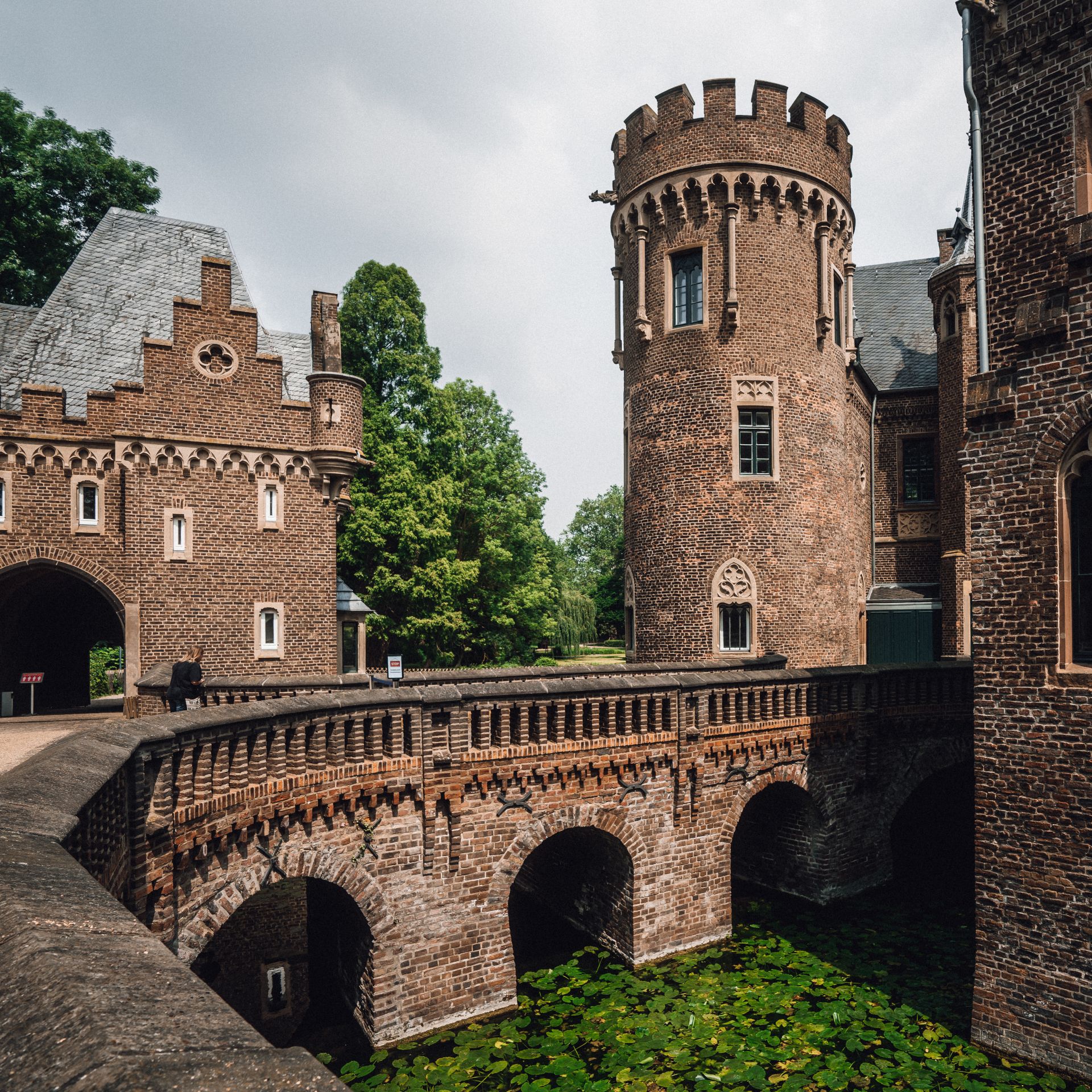 Über blau-grünem Grund der Gräften dominiert das starke Rot des Backsteins