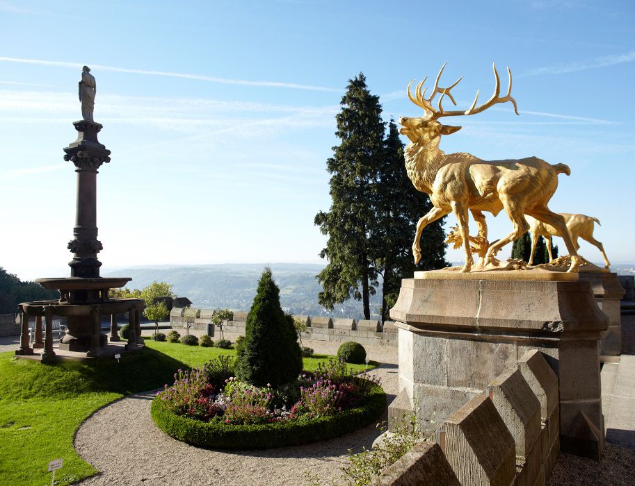 Goldene Hirschskulptur und ein Brunnen auf der Venusterrasse.