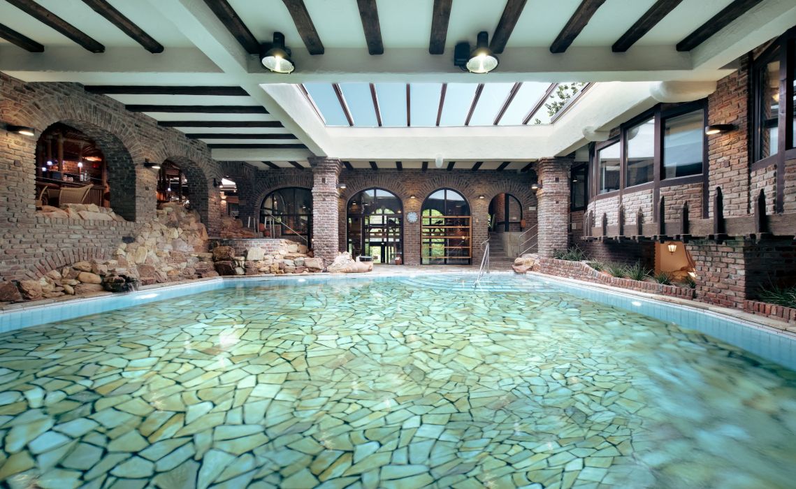 Zur Neandertal Therme im Land Gut Höhne gehören ein großer Pool, ein Fitness-Studio, Saunen und Ruhebereiche