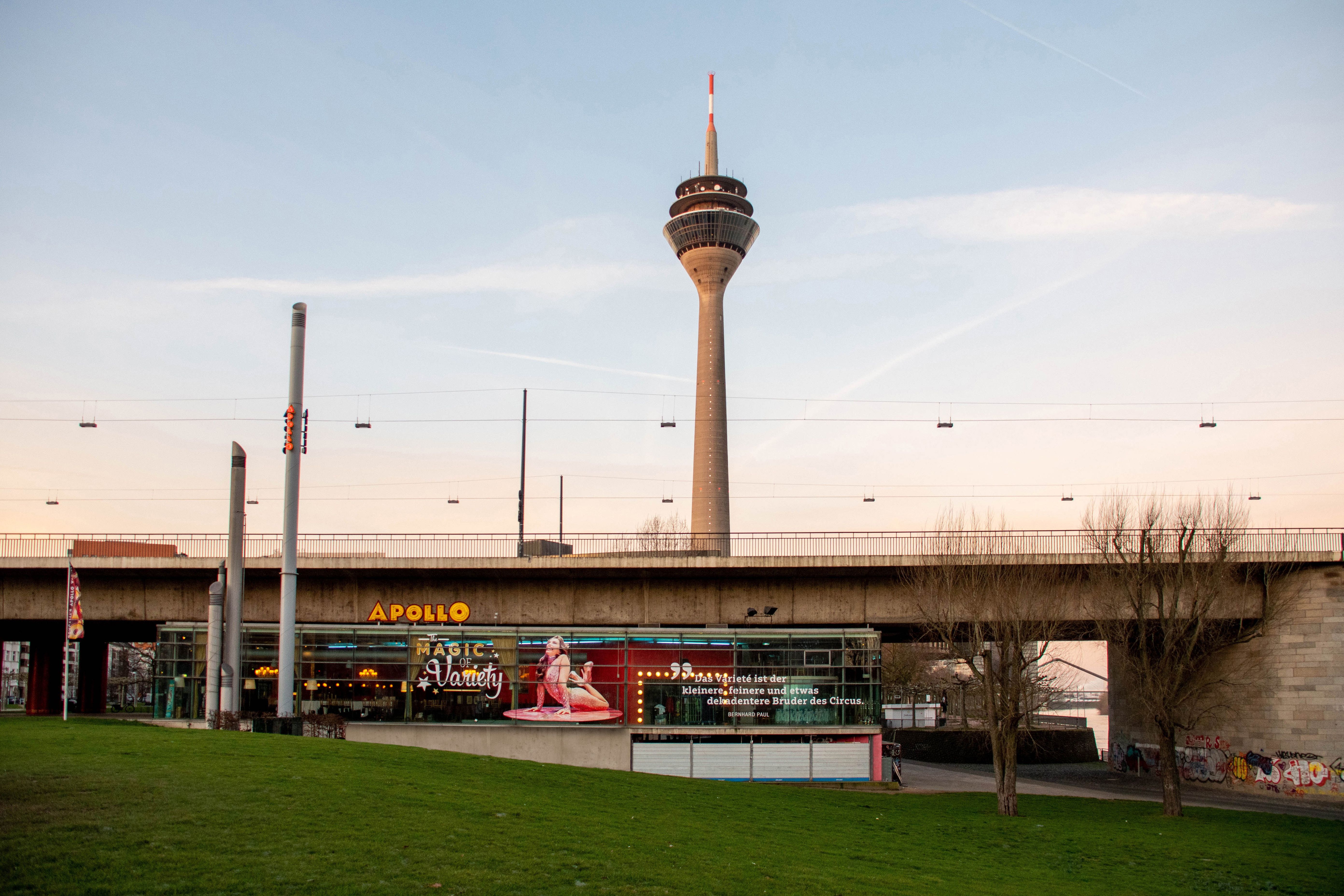 Roncalli’s Apollo Varieté mit dem Rheinturm im Hintergrund
